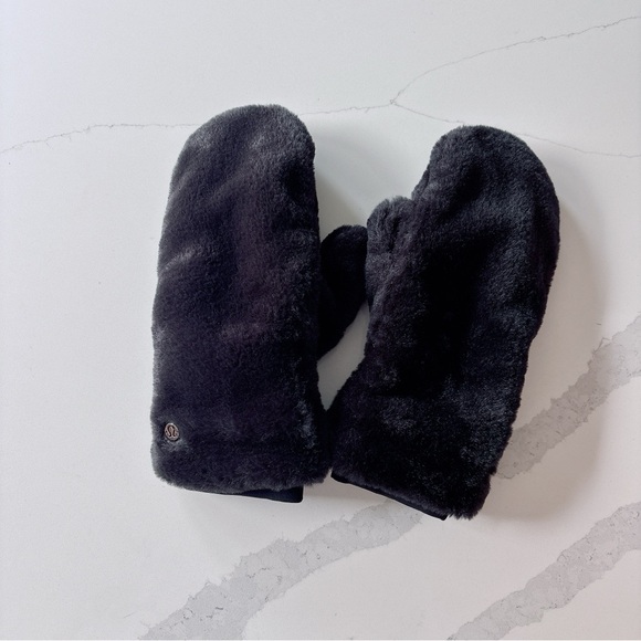 NWOT Lululemon Faux Fur Mittens - Picture 1 of 5